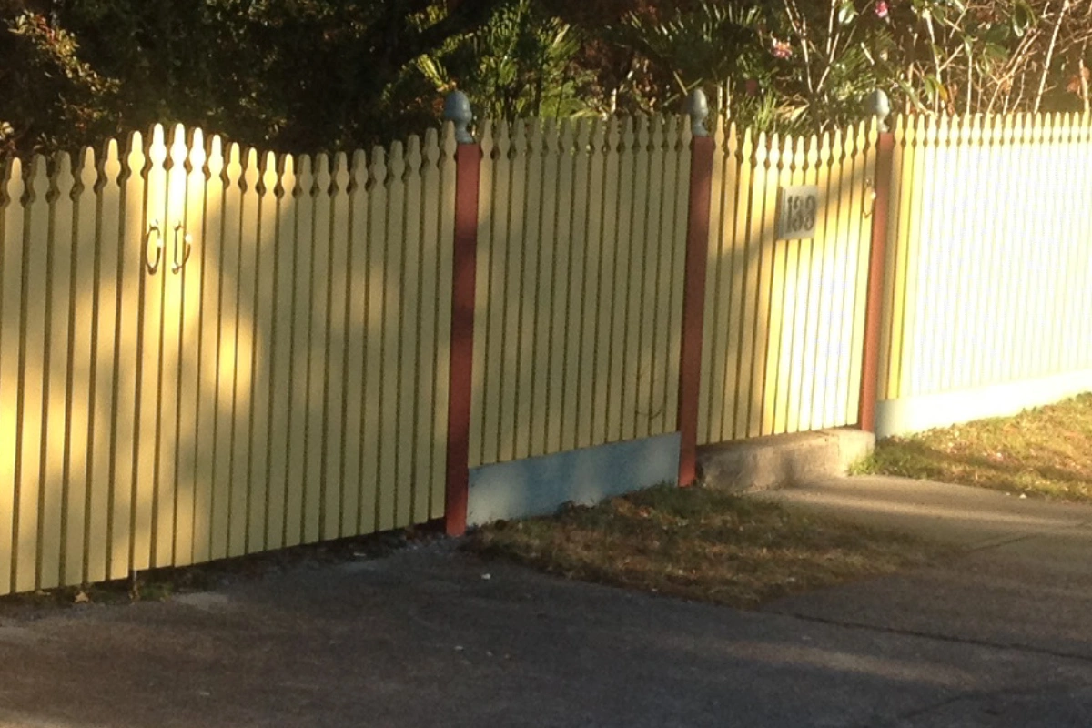 Heritage scalloped picket fence with driveway and entry gates